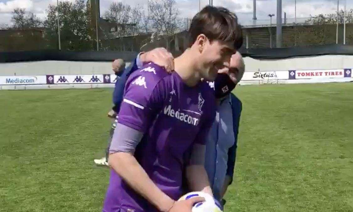 VIDEO, Quell'abbraccio tra Commisso e Vlahovic 