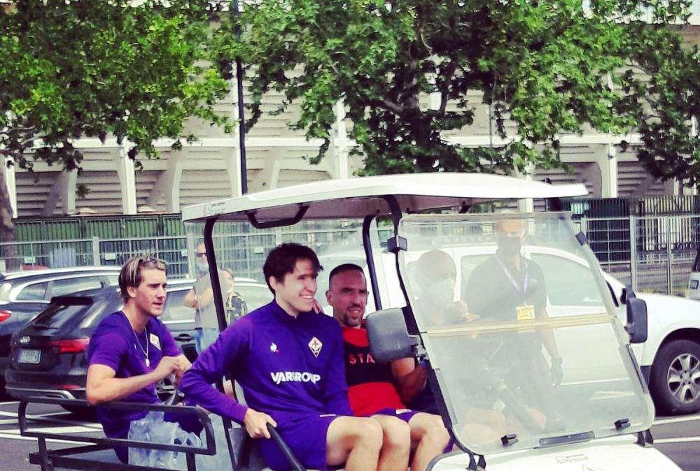 FOTO, Il tridente viola al lavoro... su un golf cart