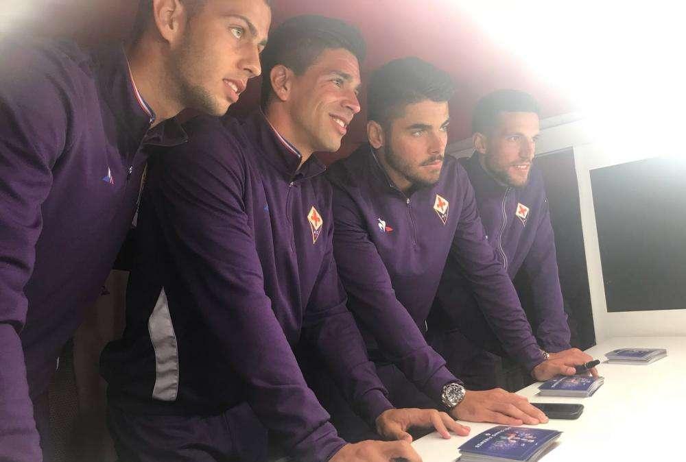 FOTO FV, I giocatori firmano autografi con i tifosi