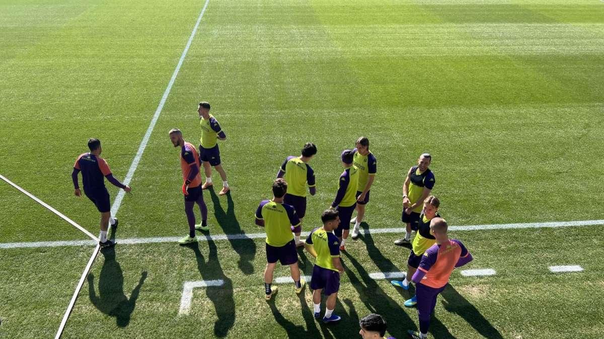 Le immagini dell'arrivo della squadra al Viola Park e dell'ingresso in campo