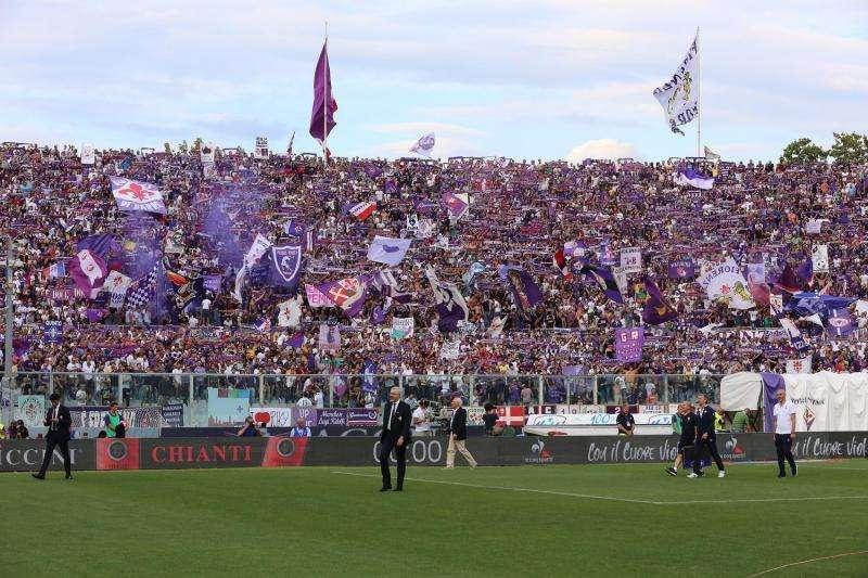VIDEO FV, I viola festeggiano sotto la curva
