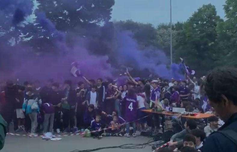 VIDEO FV, Folla e fumogeni allo schermo dietro la Fiesole