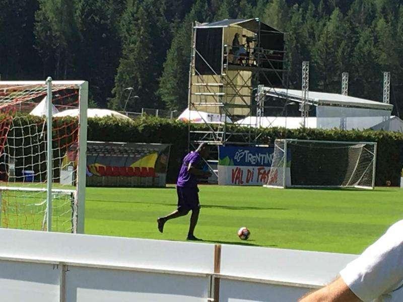 BABACAR, Un paio di autografi e poi pallone