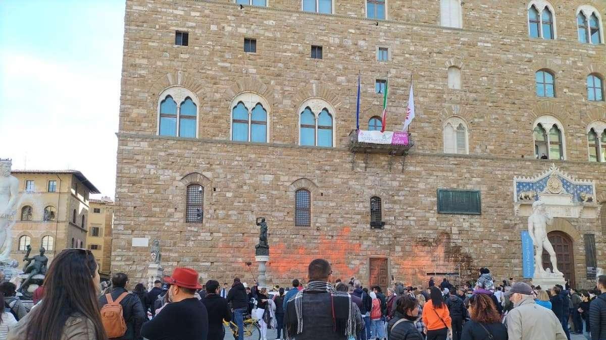 FOTO FV, Imbrattata facciata P. Vecchio: c'è un fermo