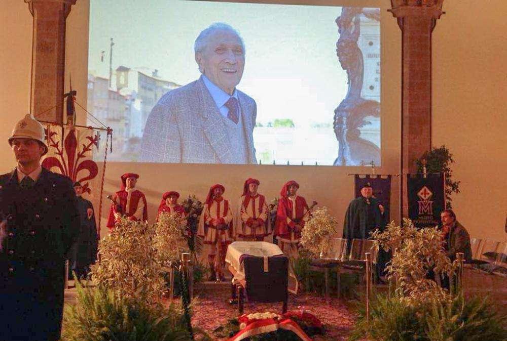 PARIGI, Alla camera ardente anche l'ex dirigenza viola
