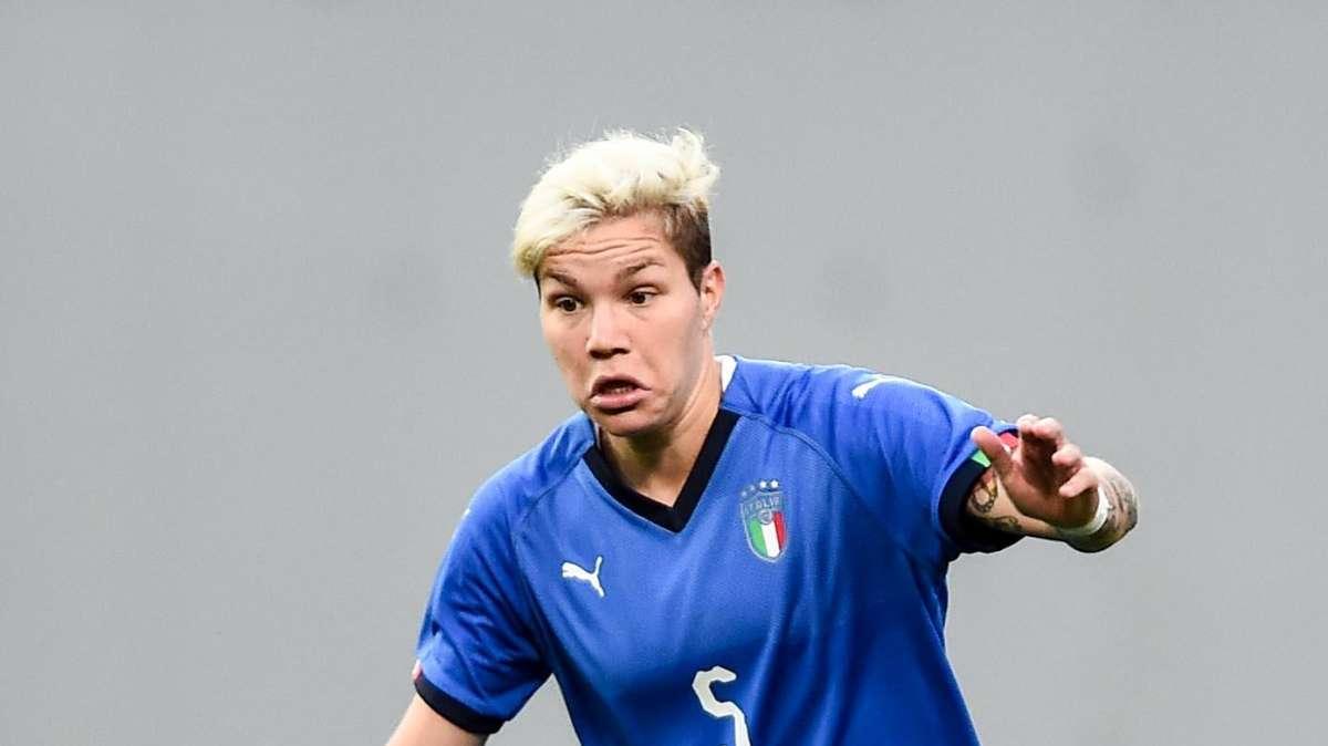 Europei femminili, verso Italia-Norvegia: l'ex viola Linari festeggia la laurea in ritiro
