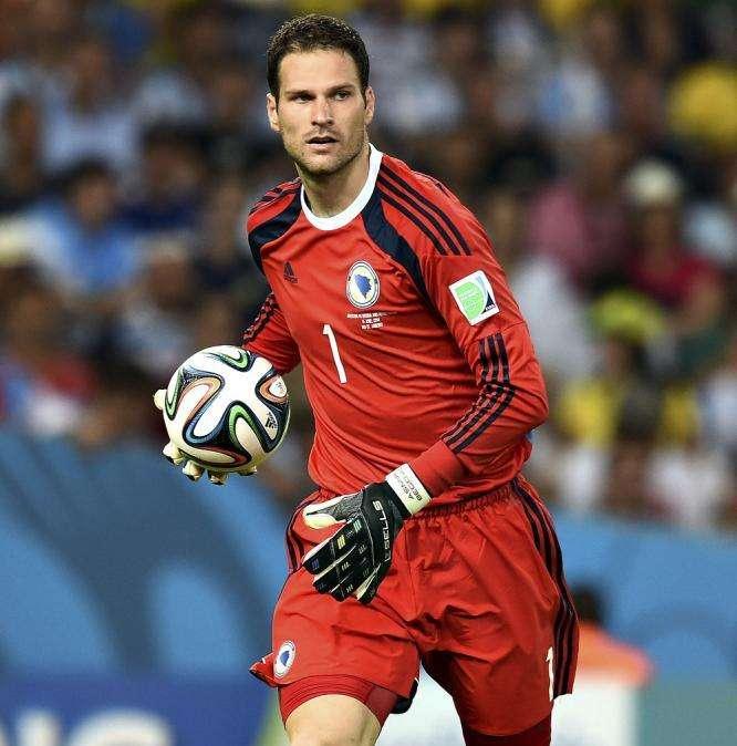 UFFICIALE, Il Milan saluta Reina e accoglie Begovic