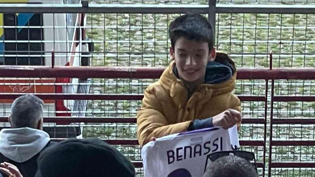 FOTO FV, Benassi lancia maglia a piccolo tifoso viola