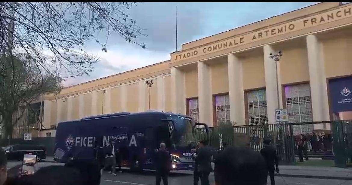 VIDEO FV, Squadra arrivata al Franchi: carica dei tifosi