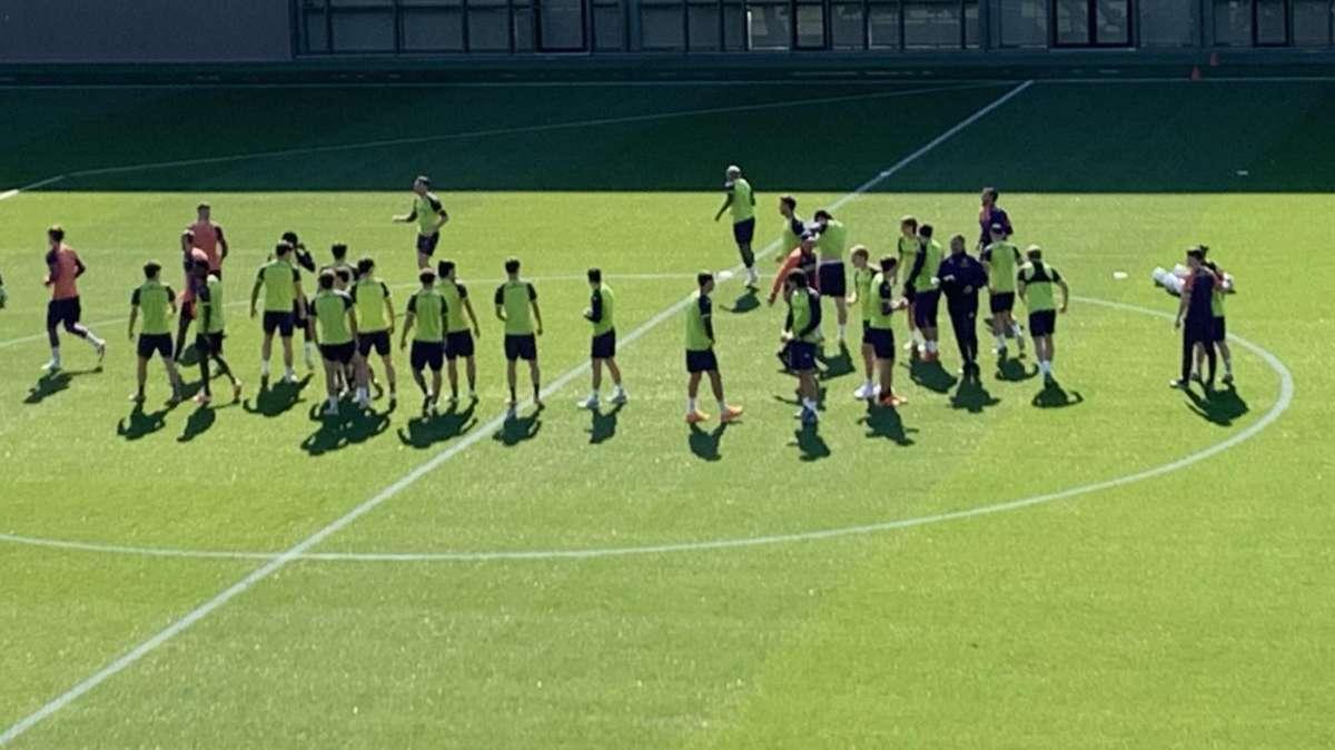 Fiorentina, allenamento finito: palloni in tribuna per salutare i tifosi, peccato per Dodo ko