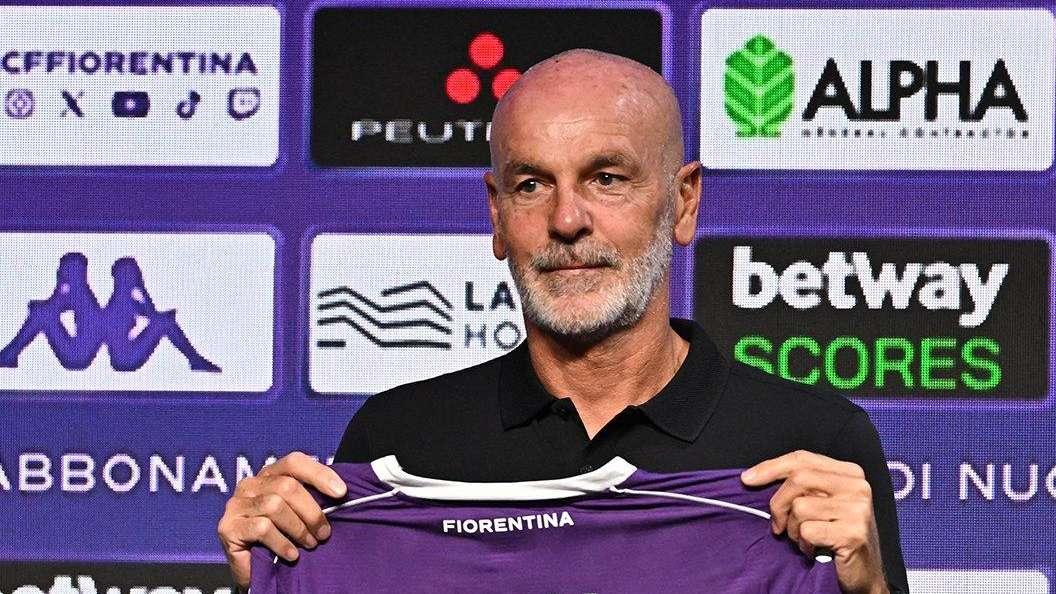 C'è chi parla di Firenze e della Fiorentina e c'è chi parla con Firenze e con la Fiorentina. Pioli, un uomo solo al comando