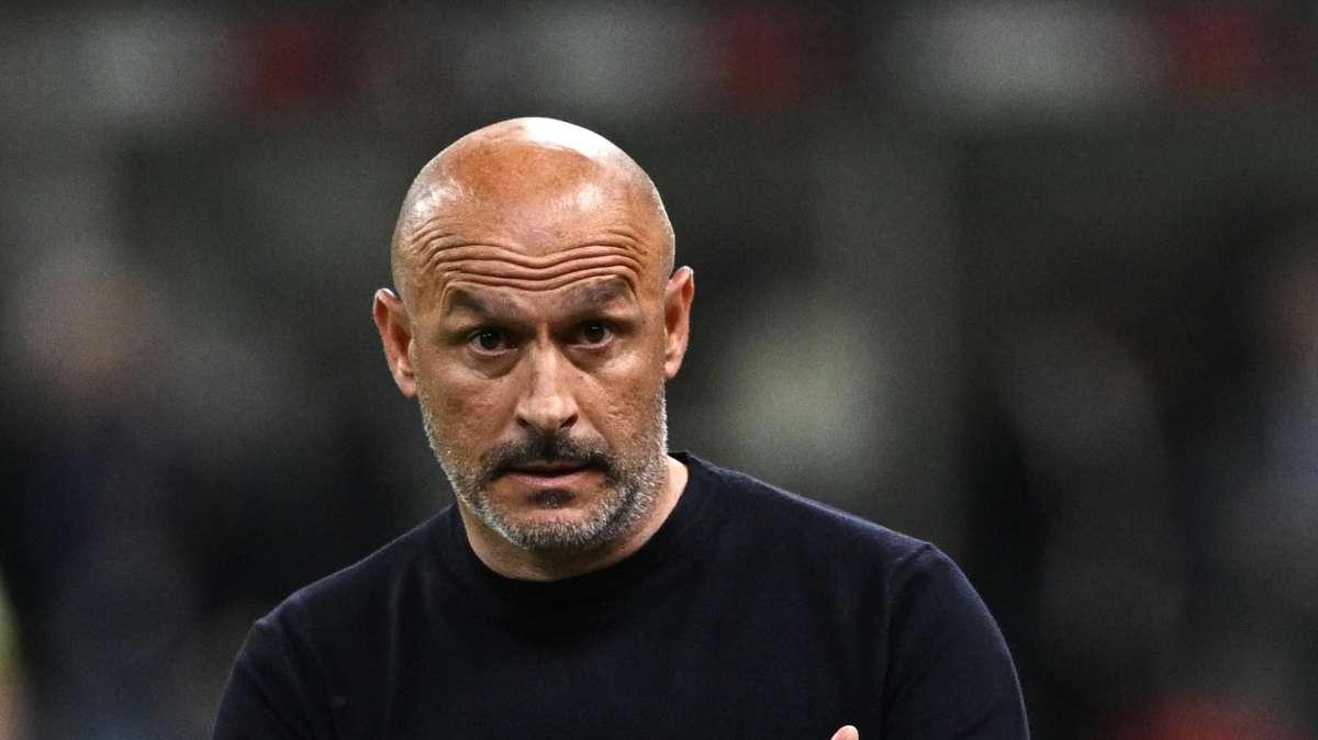Pochi fischi e un po' di applausi per Italiano. Per la Fiorentina la foto con le famiglie