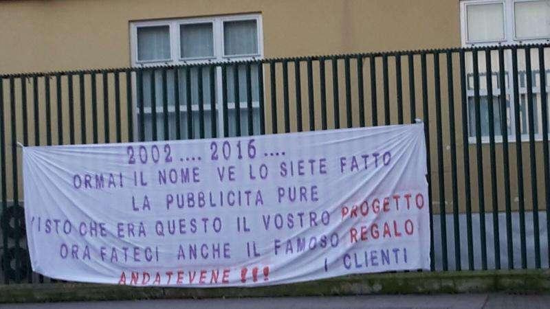 FOTO, Striscione polemico contro la società