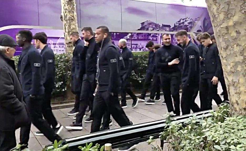 VIDEO, Viola a passeggio per risveglio muscolare