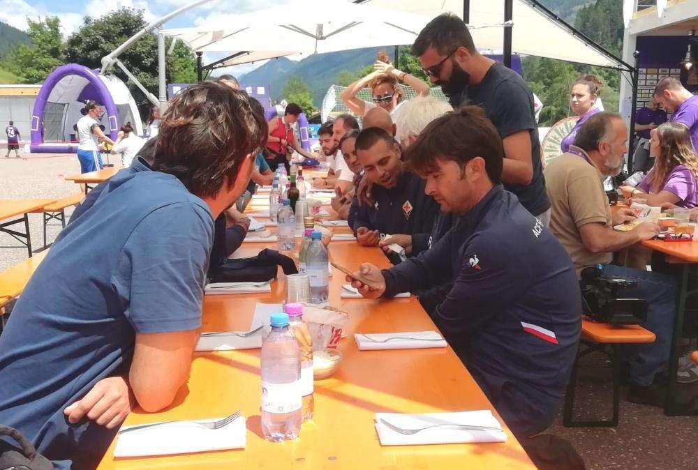 MOENA, Bigica ed il suo staff a pranzo al Village 