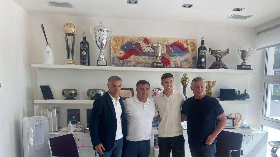 FOTO FV, Bianco con la dirigenza dopo la firma