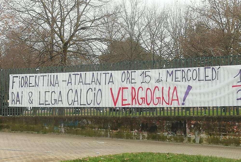 FOTO FV, Striscione: "Alle 15 mercoledì, vergogna"