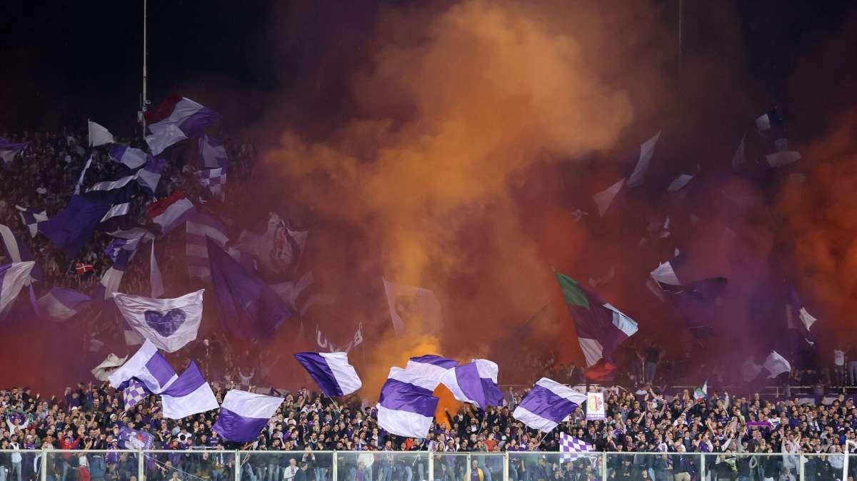 Genoa-Fiorentina, squadra sotto il settore che intona: "Tirate fuori le pal*e"