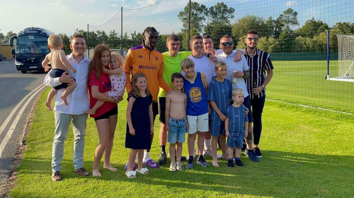 FOTO FV, Kean posa con gruppo di tifosi inglesi