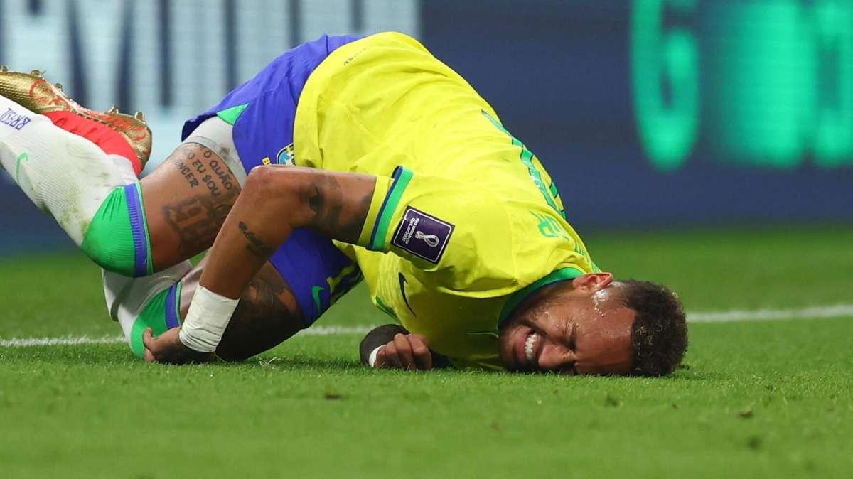 FOTO, Neymar mostra la caviglia gonfia sui social 