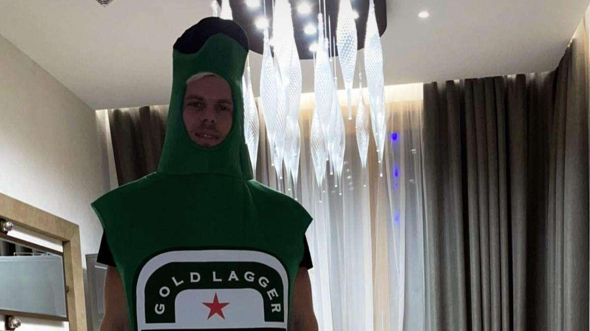 FOTO, Kokorin posa vestito da birra con il figlio