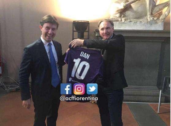 FOTO, Nardella regala la 10 viola a Dan Brown