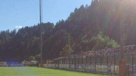 MOENA, La squadra arriva al campo; primi tifosi