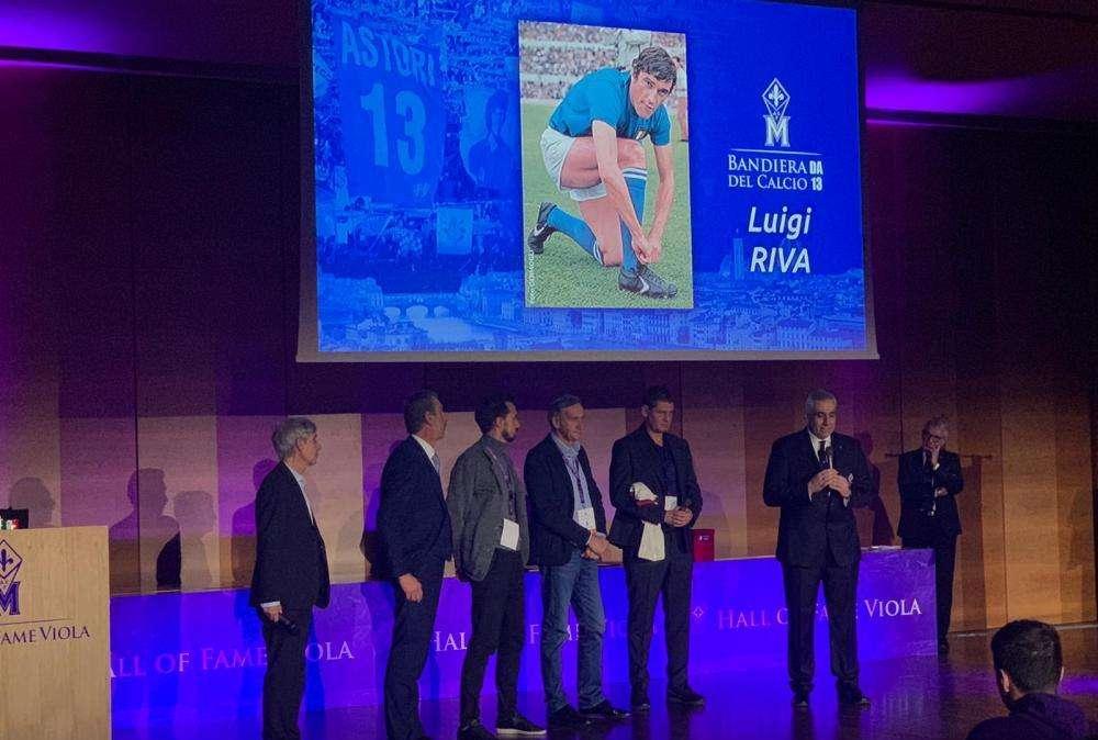 FOTO FV, Premio bandiera del calcio DA13 a Gigi Riva