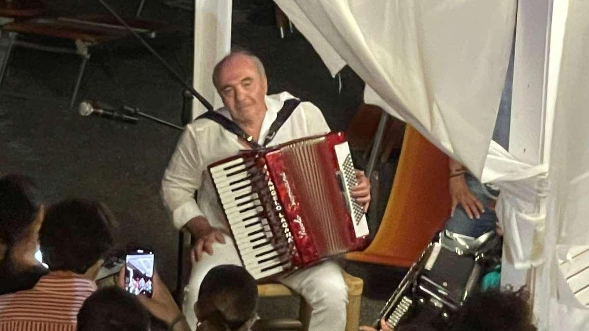 VIDEO FV, Rocco suona la fisarmonica in Calabria