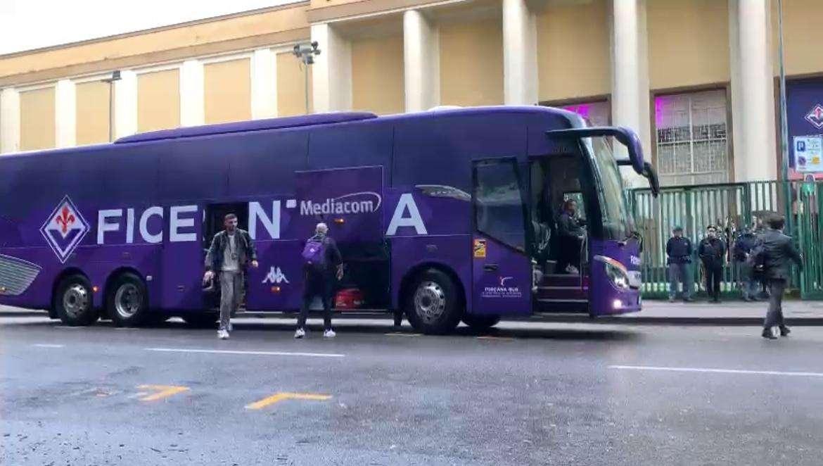 VIDEO FV, Squadra arrivata al Franchi: carica dei tifosi