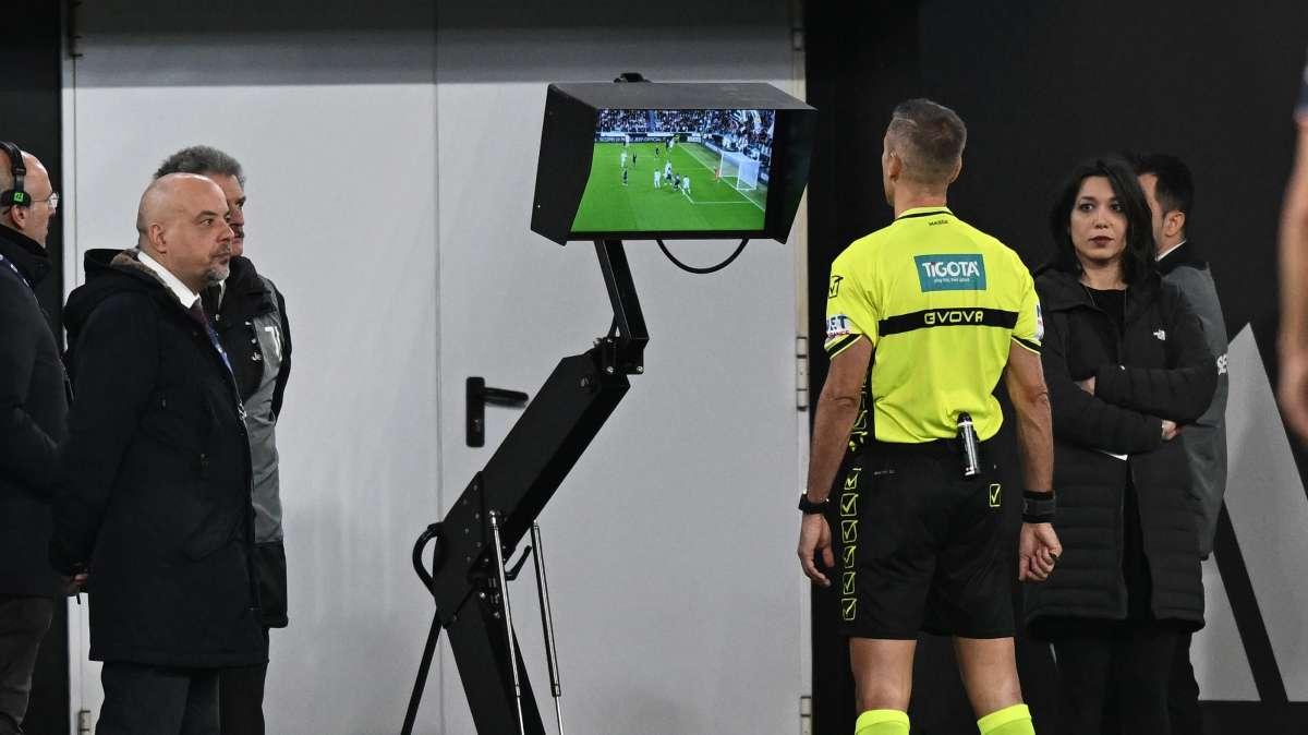 Rivoluzione Var: da adesso le decisioni verranno mostrate e spiegate ai tifosi