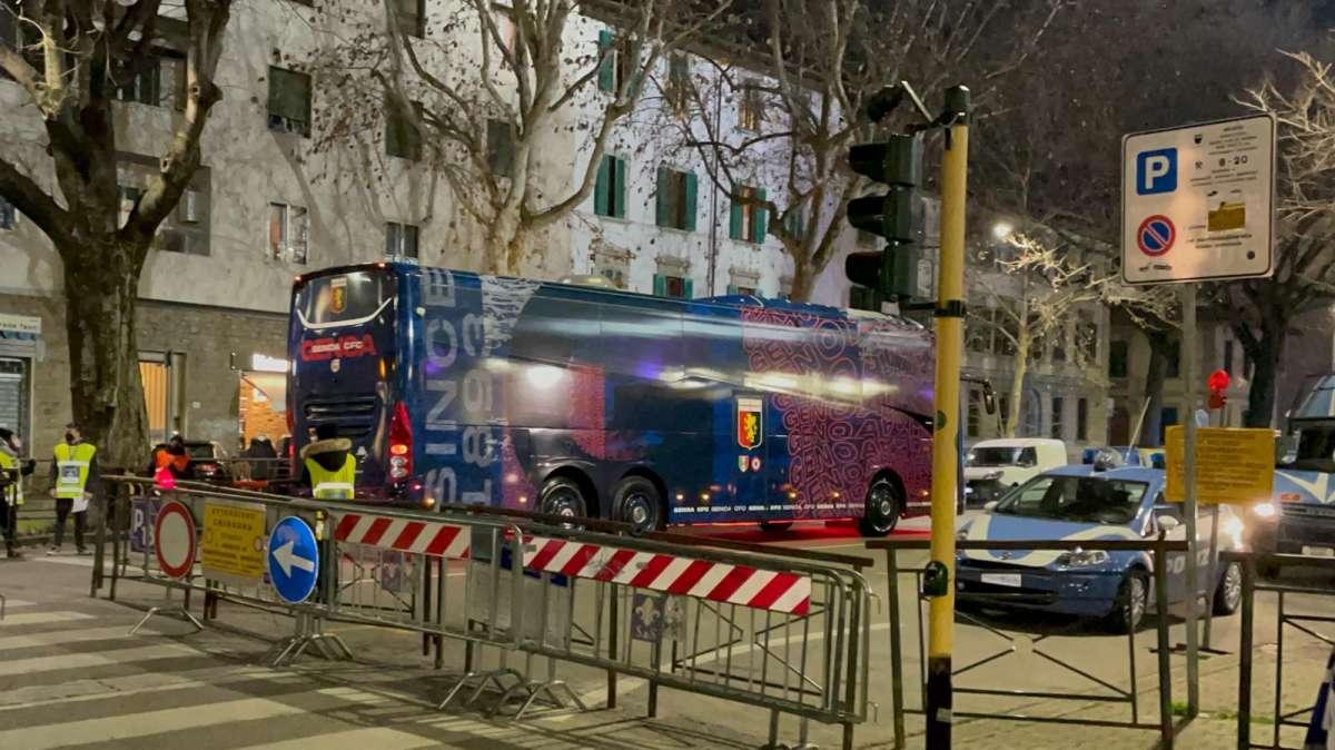 VIDEO FV, Il Genoa arriva in pullman al Franchi