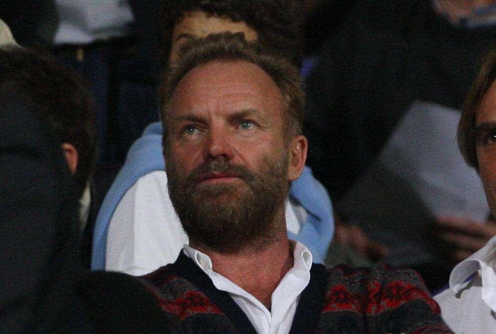 FOTO, Salica consegna la "10" viola a Sting