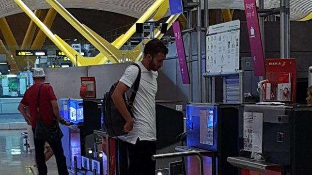 FOTO, Pezzella in partenza dall'aeroporto di Madrid