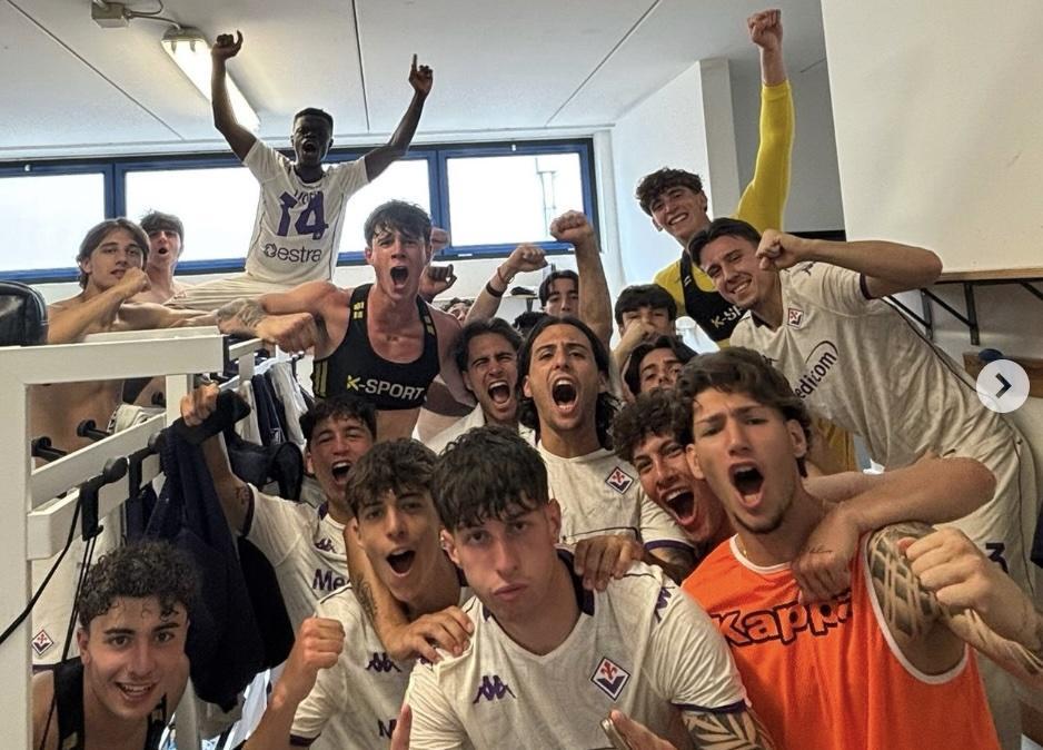 Maxi festa nello spogliatoio della Primavera: i baby viola euforici per il 1° posto