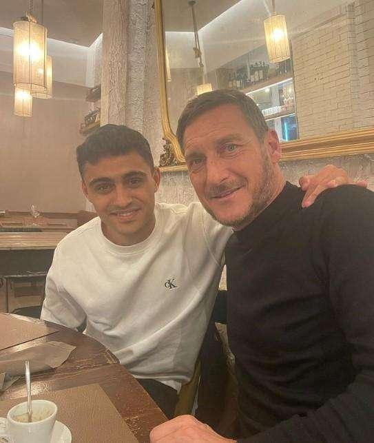 FOTO, Distefano con Totti in un ristorante a Firenze