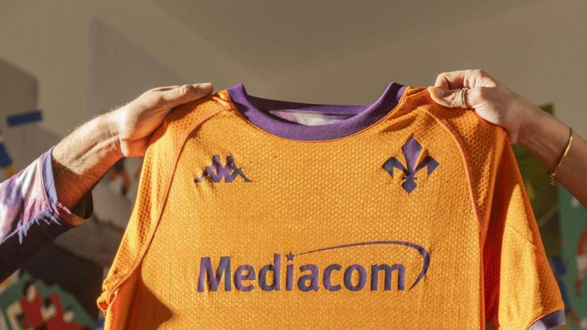 Fiorentina, tutti i dettagli della quarta maglia arancione con l'interno sfumato: le immagini