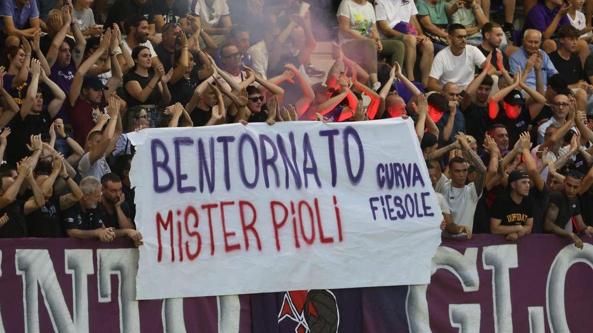 I cori e l'abbraccio per Stefano Pioli della curva Fiesole: il video di FirenzeViola
