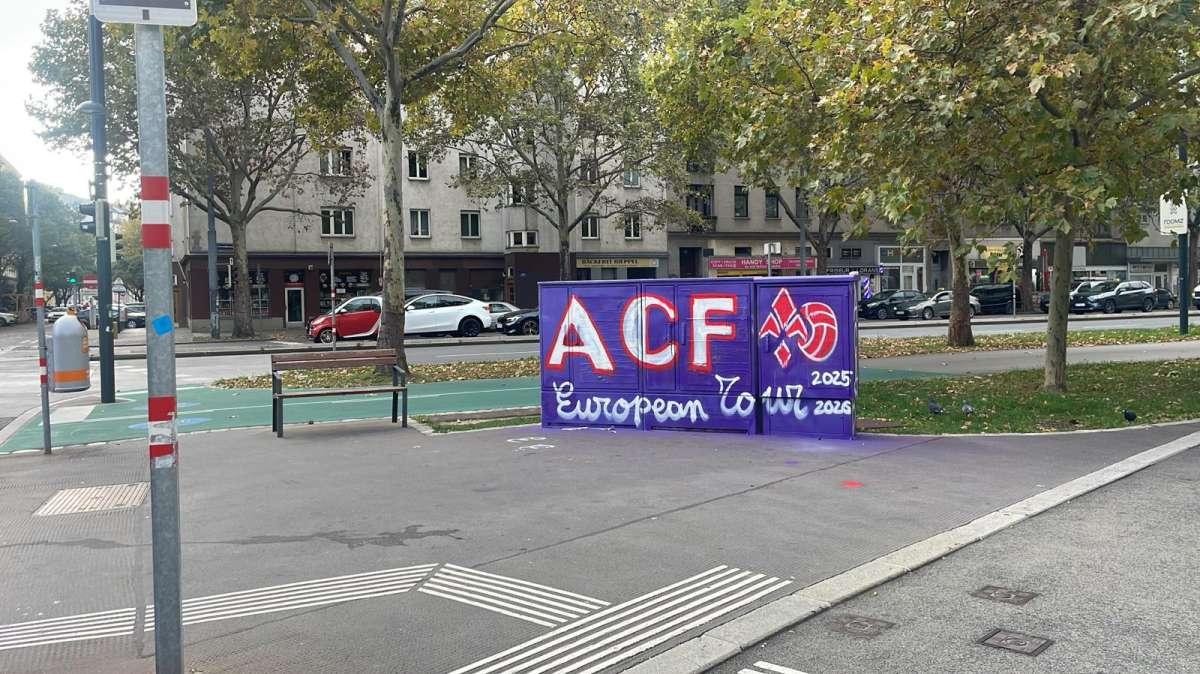 Tracce di viola a Vienna: appare la scritta "ACF European Tour"