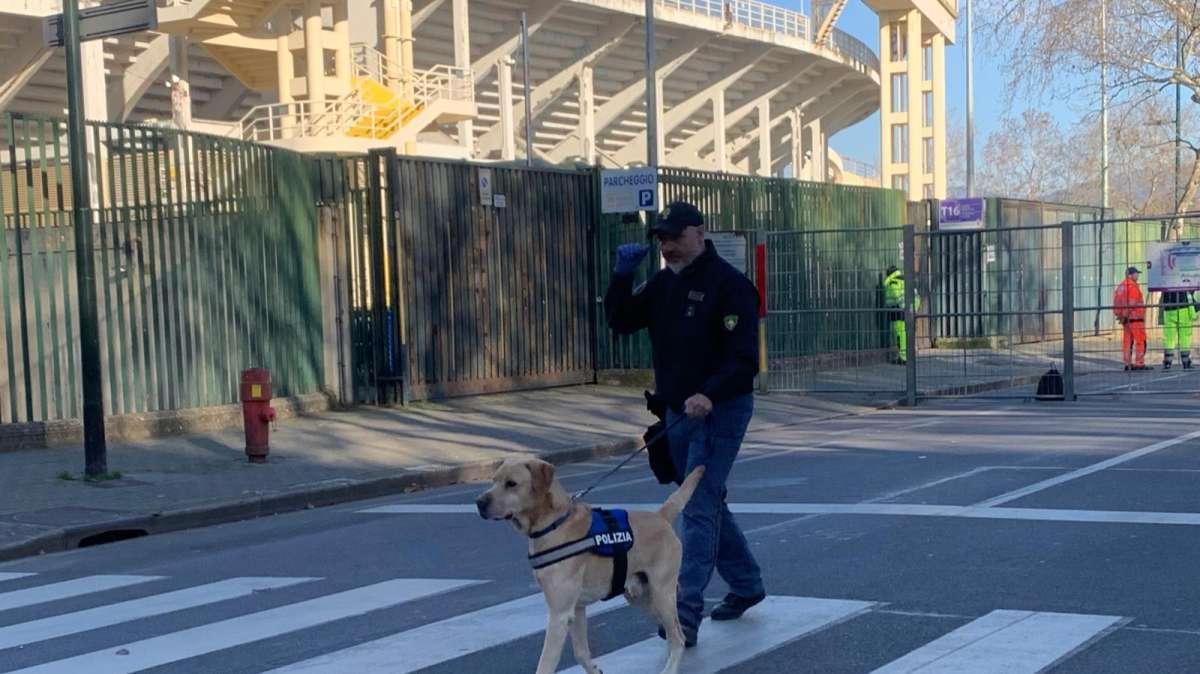 FOTO FV, Polizia con cani anti esplosivo fuori dal Franchi