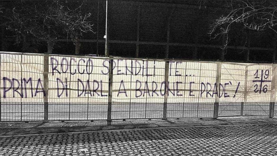 VLAHOVIC E MERCATO, UN ALTRO STRISCIONE UN ANNO DOPO. E LA MEDIA TIFO È DA EUROPA