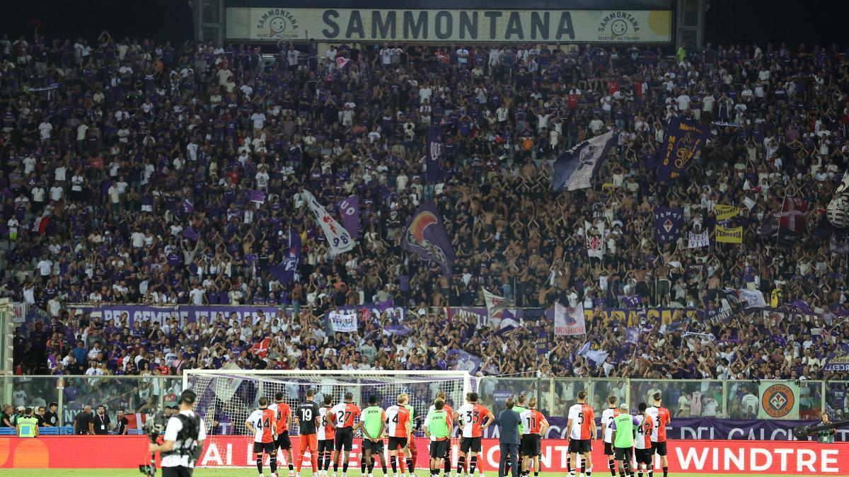 Entra in campo la squadra maschile nella sfilata per il Centenario: altri fischi