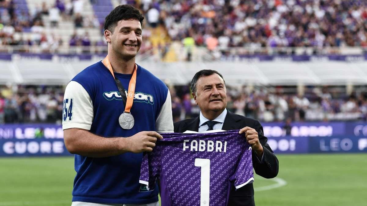 PEGASO D'ORO, Giani consegna il premio al pesista Fabbri