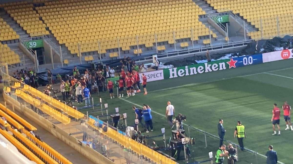 VIDEO FV, L'Olympiacos ringrazia alcuni bambini in campo