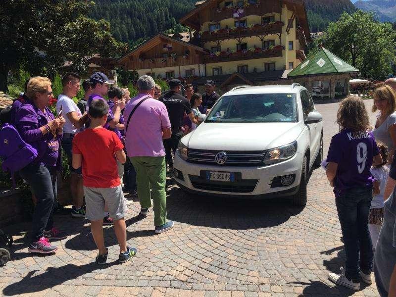 VIDEO FV, Sousa va al campo sommerso dai tifosi