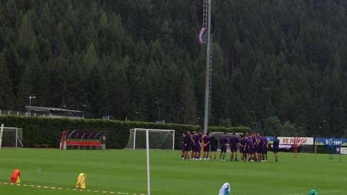 MOENA, Pioli raduna i giocatori al centro del campo