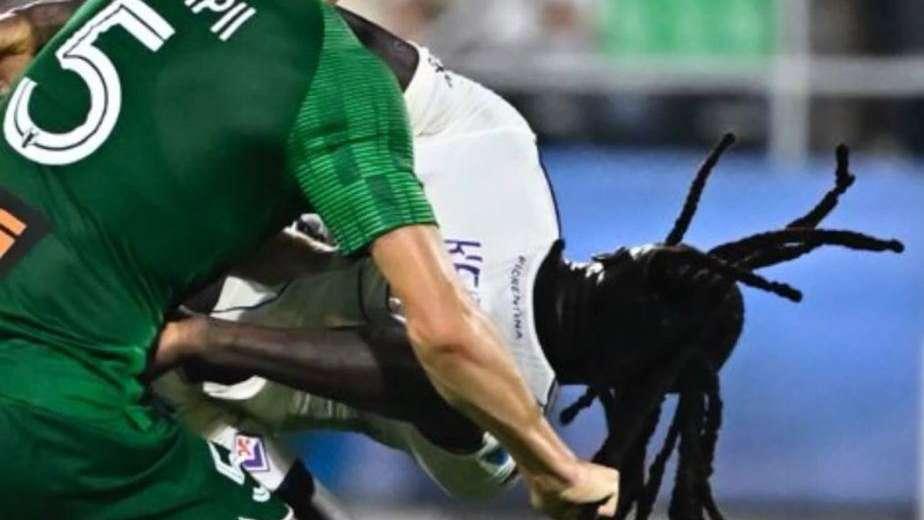 Kean evidenzia la trattenuta per i capelli subita a Presov. L'ex Juve "parla" sui social