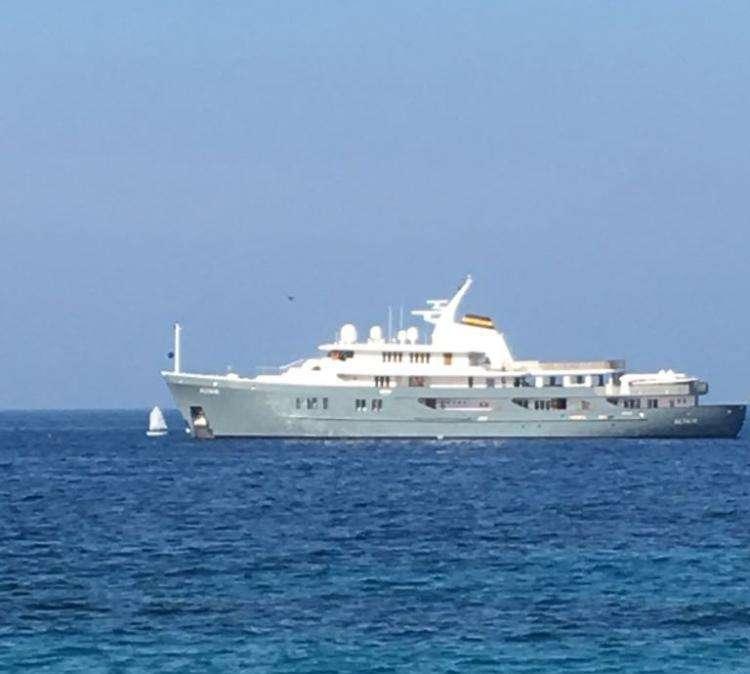 FOTO FV, Lo yatch di DDV al largo di Capri