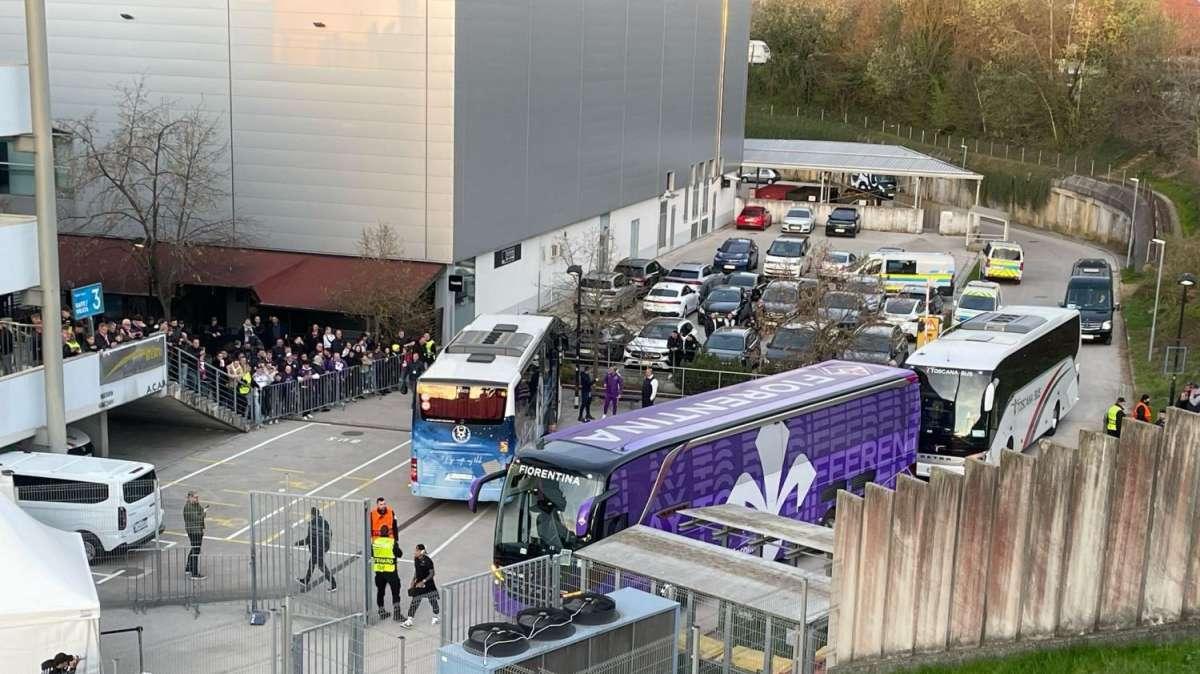 Fiorentina arrivata al Z'Dezele Stadium tra gli applausi: sale l'attesa (video)