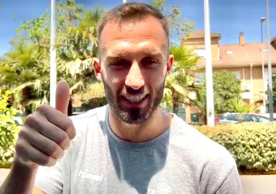 QUI SIVIGLIA, Il saluto viola di Pezzella